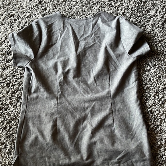 FIGS Casma™ Three-Pocket Scrub Top size Medium - Picture 4 of 5